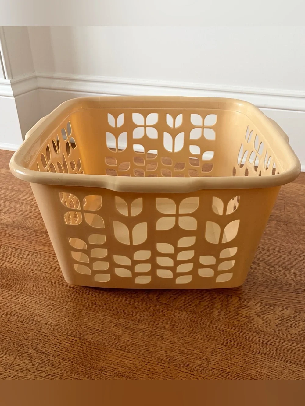 Vintage 1980s Rubbermaid Almond Beige 2968 Roughneck Tulip Flower Laundry Basket